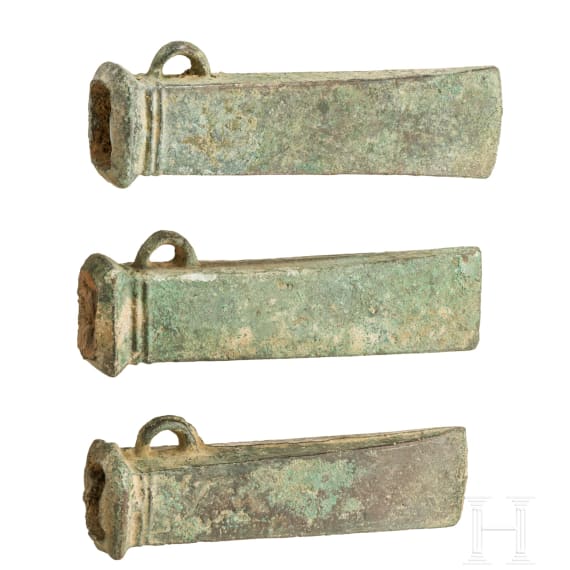 Drei Bronzebeile Typ Dahouet, bretonisch, sp&auml;te Bronzezeit bis fr&uuml;he Eisenzeit Westeuropas, 10. - 5. Jhdt. v. Chr.