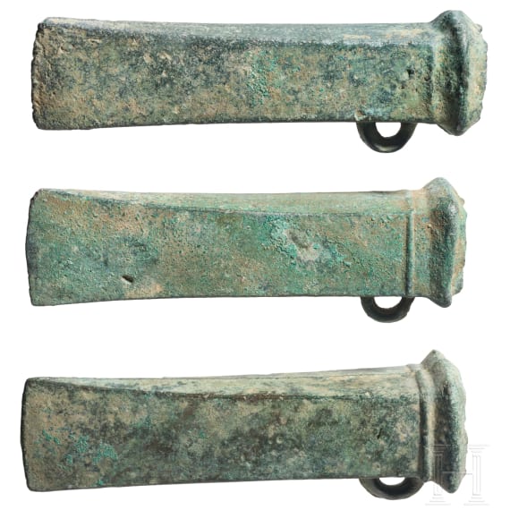 Drei Bronzebeile Typ Dahouet, bretonisch, sp&auml;te Bronzezeit bis fr&uuml;he Eisenzeit Westeuropas, 10. - 5. Jhdt. v. Chr.