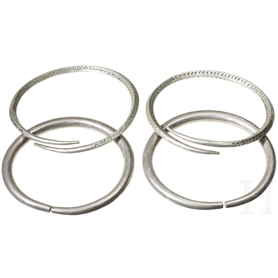 18-teiliger Hortfund von Silberschmuck, wikingerzeitlich, 10. - 11. Jhdt.