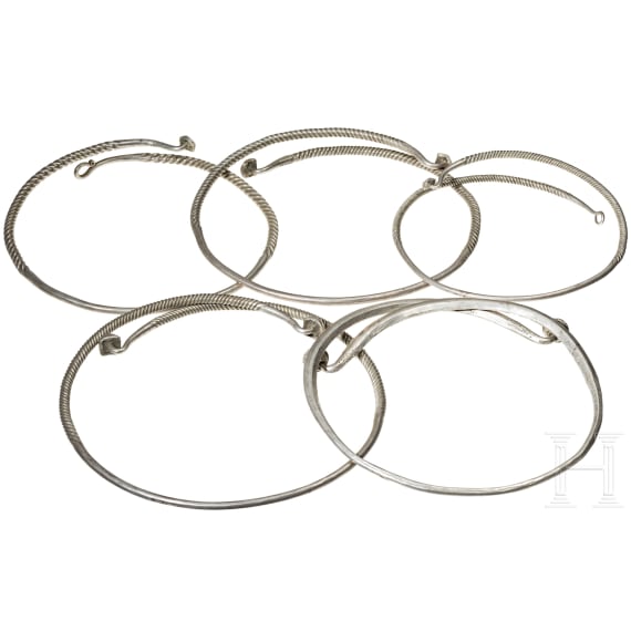 18-teiliger Hortfund von Silberschmuck, wikingerzeitlich, 10. - 11. Jhdt.