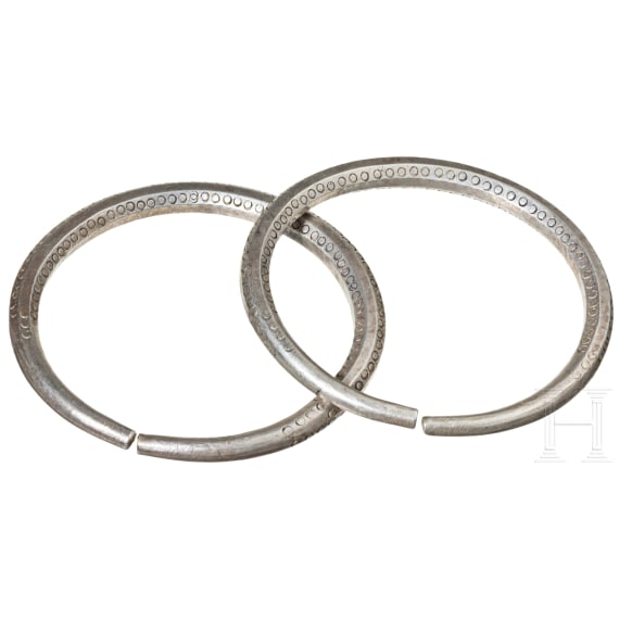 18-teiliger Hortfund von Silberschmuck, wikingerzeitlich, 10. - 11. Jhdt.