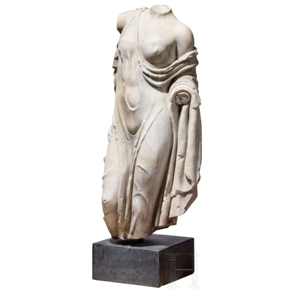 Klassizistische Marmorstatue nach dem Vorbild der hochklassischen Aphrodite des Typus "Fr&eacute;jus", um 1800 - fr&uuml;hes 19. Jhdt.
