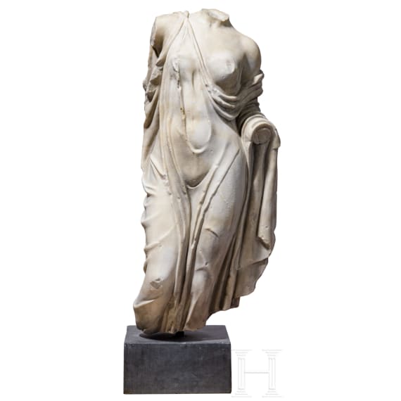 Klassizistische Marmorstatue nach dem Vorbild der hochklassischen Aphrodite des Typus "Fr&eacute;jus", um 1800 - fr&uuml;hes 19. Jhdt.