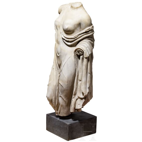 Klassizistische Marmorstatue nach dem Vorbild der hochklassischen Aphrodite des Typus "Fr&eacute;jus", um 1800 - fr&uuml;hes 19. Jhdt.