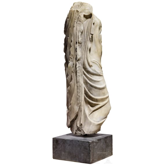 Klassizistische Marmorstatue nach dem Vorbild der hochklassischen Aphrodite des Typus "Fr&eacute;jus", um 1800 - fr&uuml;hes 19. Jhdt.