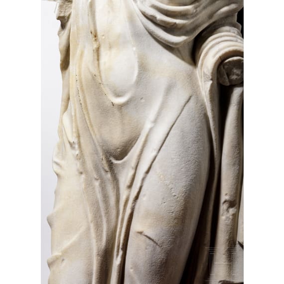 Klassizistische Marmorstatue nach dem Vorbild der hochklassischen Aphrodite des Typus "Fr&eacute;jus", um 1800 - fr&uuml;hes 19. Jhdt.