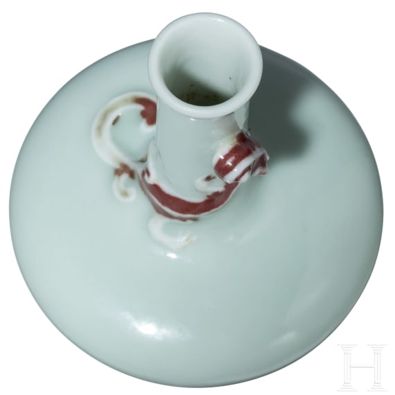 Kleines V&auml;schen mit Drachendekor und Qianlong-Vierzeichenmarke, wohl 18./19. Jhdt.