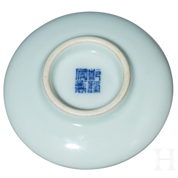 Kleines V&auml;schen mit Drachendekor und Qianlong-Vierzeichenmarke, wohl 18./19. Jhdt.