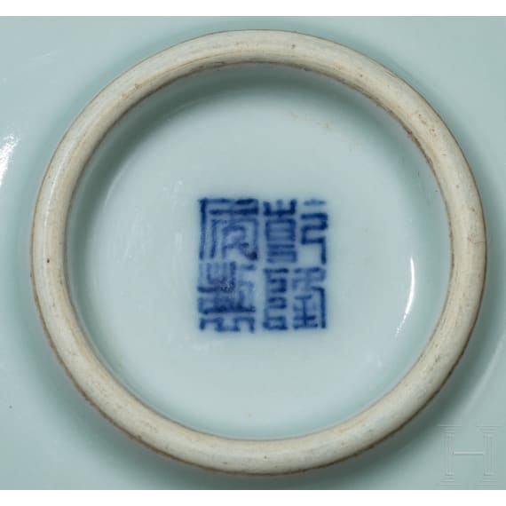 Kleines V&auml;schen mit Drachendekor und Qianlong-Vierzeichenmarke, wohl 18./19. Jhdt.