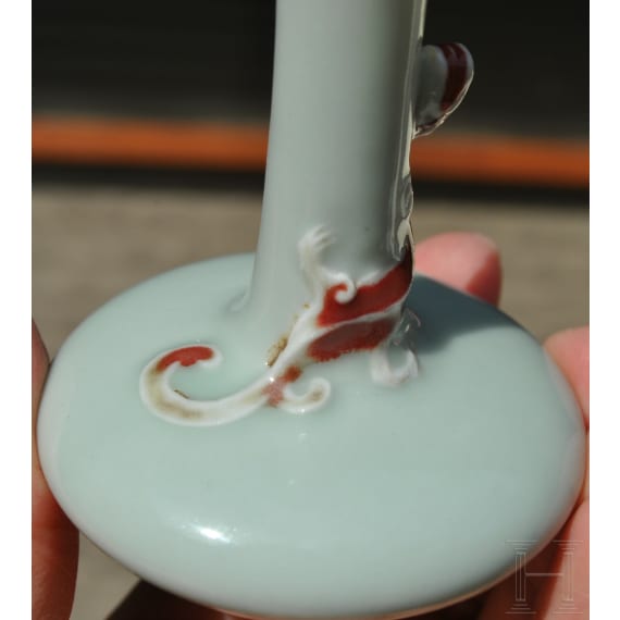 Kleines V&auml;schen mit Drachendekor und Qianlong-Vierzeichenmarke, wohl 18./19. Jhdt.