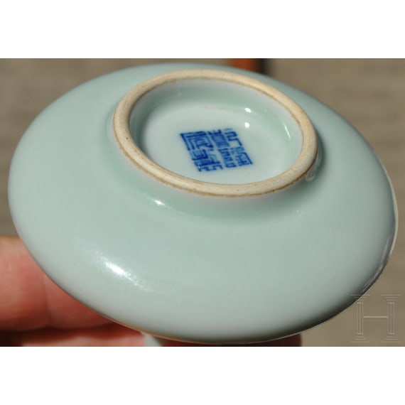 Kleines V&auml;schen mit Drachendekor und Qianlong-Vierzeichenmarke, wohl 18./19. Jhdt.