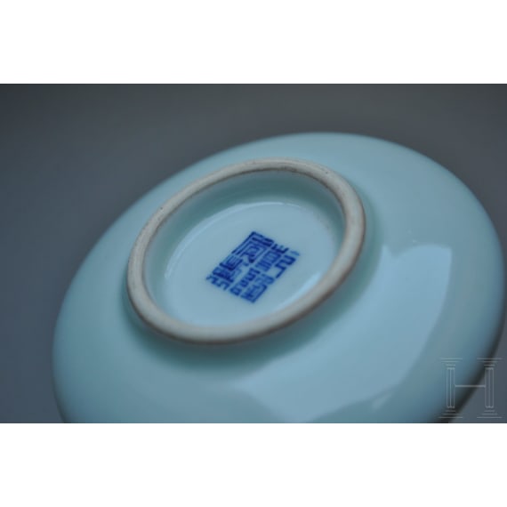 Kleines V&auml;schen mit Drachendekor und Qianlong-Vierzeichenmarke, wohl 18./19. Jhdt.