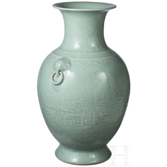 Gro&szlig;e Seladon-Vase, China, wohl 19. Jhdt.