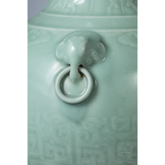 Gro&szlig;e Seladon-Vase, China, wohl 19. Jhdt.