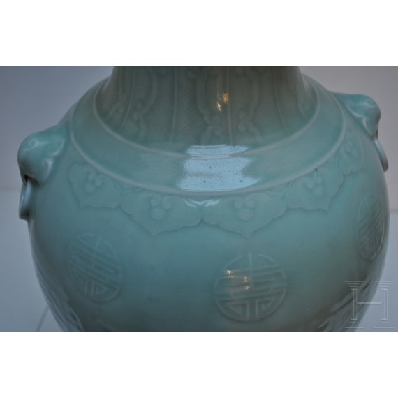 Gro&szlig;e Seladon-Vase, China, wohl 19. Jhdt.