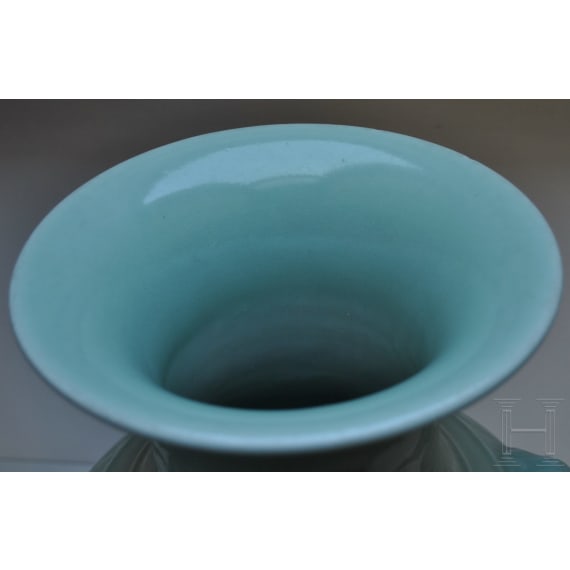 Gro&szlig;e Seladon-Vase, China, wohl 19. Jhdt.