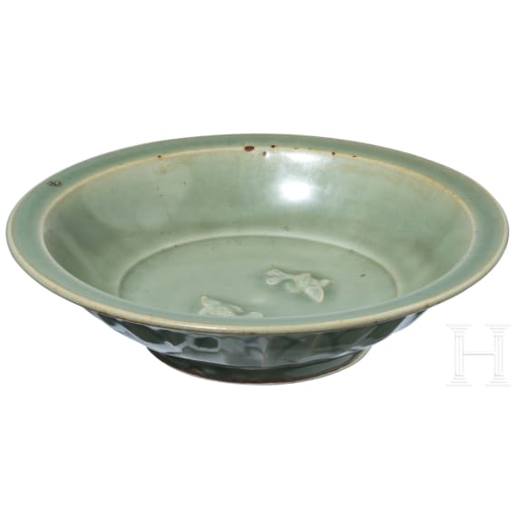Longquan-Seladon-Schale mit Zwillingsfischen, wohl s&uuml;dliche Song-Dynastie (1127 - 1279)