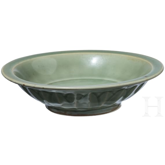 Longquan-Seladon-Schale mit Zwillingsfischen, wohl s&uuml;dliche Song-Dynastie (1127 - 1279)