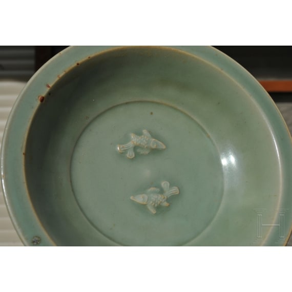 Longquan-Seladon-Schale mit Zwillingsfischen, wohl s&uuml;dliche Song-Dynastie (1127 - 1279)