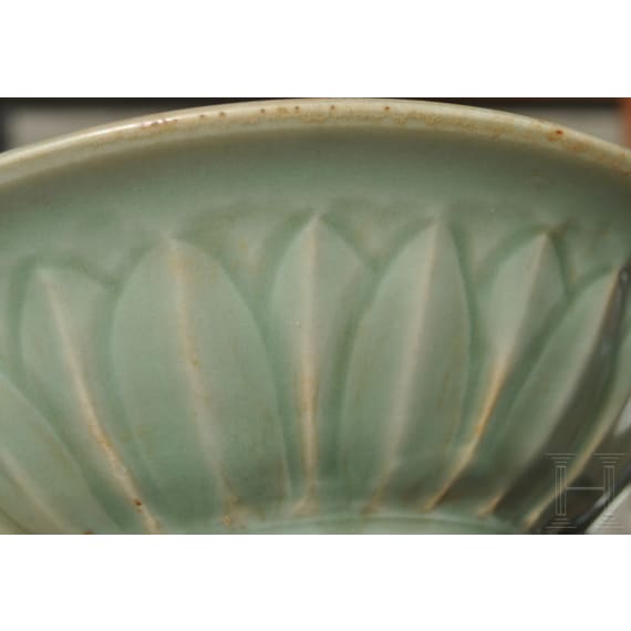 Longquan-Seladon-Schale mit Zwillingsfischen, wohl s&uuml;dliche Song-Dynastie (1127 - 1279)