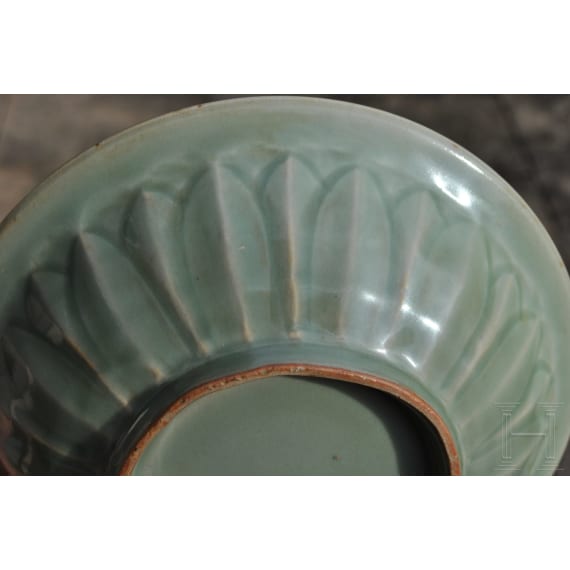 Longquan-Seladon-Schale mit Zwillingsfischen, wohl s&uuml;dliche Song-Dynastie (1127 - 1279)
