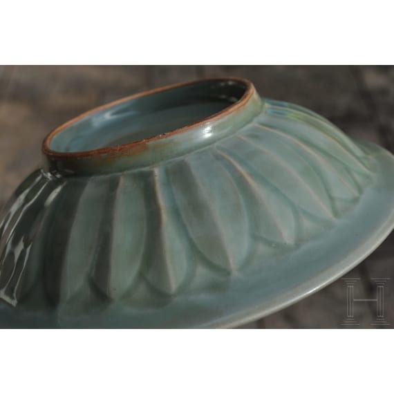 Longquan-Seladon-Schale mit Zwillingsfischen, wohl s&uuml;dliche Song-Dynastie (1127 - 1279)