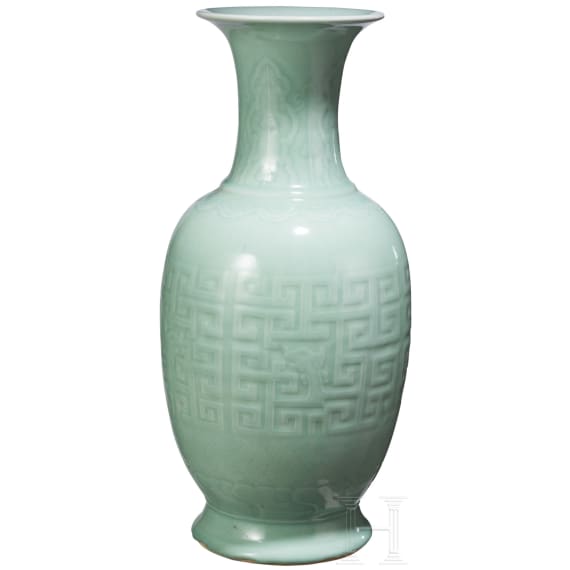 Gro&szlig;e Seladonvase mit graviertem Dekor, China, 18./19. Jhdt.