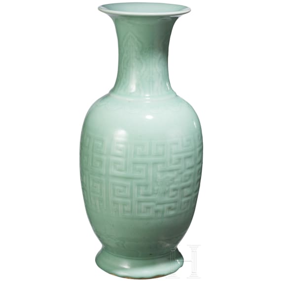 Gro&szlig;e Seladonvase mit graviertem Dekor, China, 18./19. Jhdt.