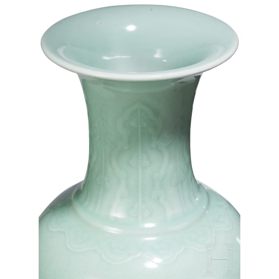 Gro&szlig;e Seladonvase mit graviertem Dekor, China, 18./19. Jhdt.