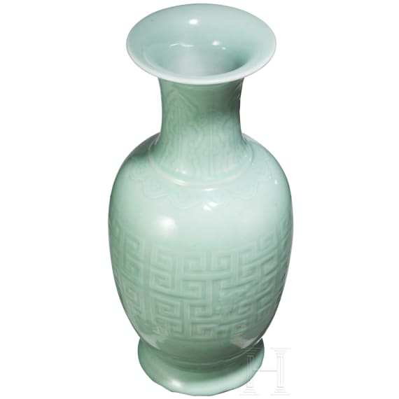 Gro&szlig;e Seladonvase mit graviertem Dekor, China, 18./19. Jhdt.
