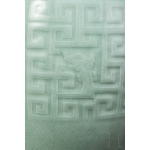 Gro&szlig;e Seladonvase mit graviertem Dekor, China, 18./19. Jhdt.