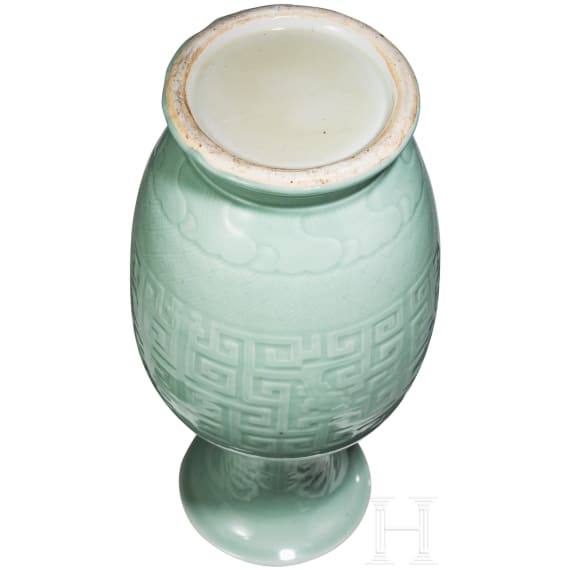 Gro&szlig;e Seladonvase mit graviertem Dekor, China, 18./19. Jhdt.