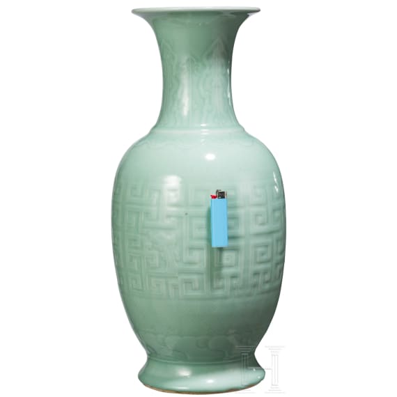 Gro&szlig;e Seladonvase mit graviertem Dekor, China, 18./19. Jhdt.