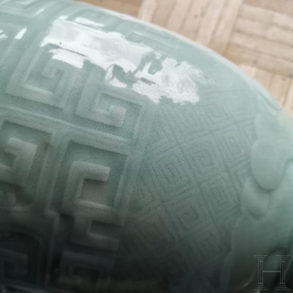 Gro&szlig;e Seladonvase mit graviertem Dekor, China, 18./19. Jhdt.