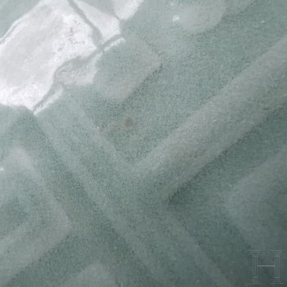 Gro&szlig;e Seladonvase mit graviertem Dekor, China, 18./19. Jhdt.