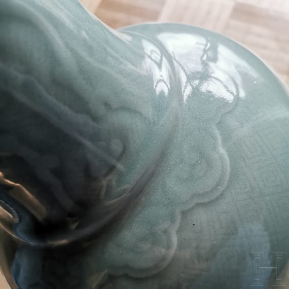 Gro&szlig;e Seladonvase mit graviertem Dekor, China, 18./19. Jhdt.