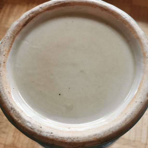 Gro&szlig;e Seladonvase mit graviertem Dekor, China, 18./19. Jhdt.