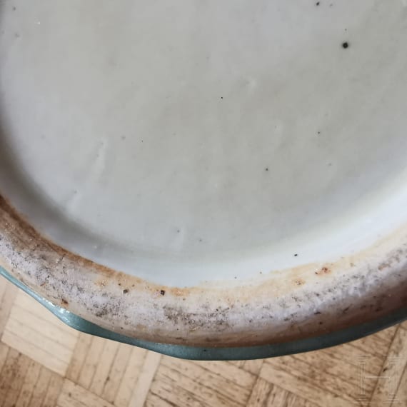 Gro&szlig;e Seladonvase mit graviertem Dekor, China, 18./19. Jhdt.