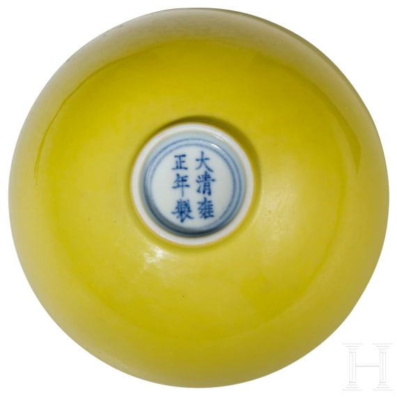 Kleine zitronengelb glasierte Schale mit Yongzheng-Marke, wahrscheinlich aus der Zeit (1723 - 1735)