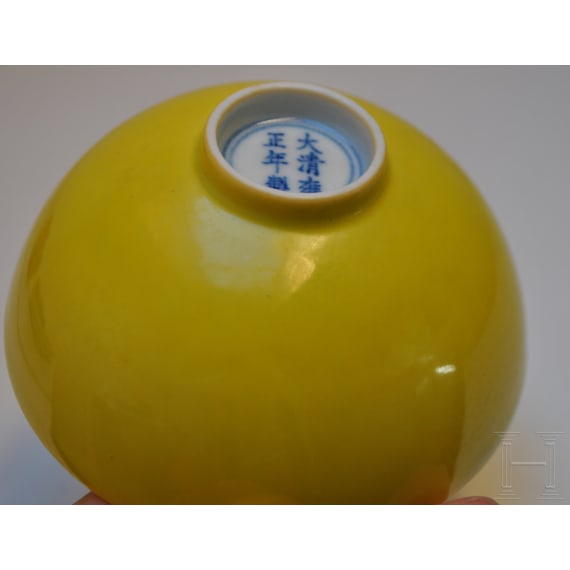 Kleine zitronengelb glasierte Schale mit Yongzheng-Marke, wahrscheinlich aus der Zeit (1723 - 1735)