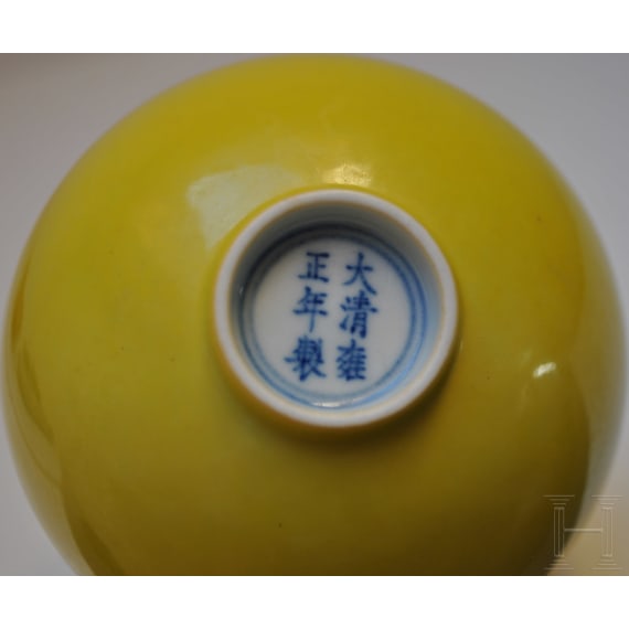 Kleine zitronengelb glasierte Schale mit Yongzheng-Marke, wahrscheinlich aus der Zeit (1723 - 1735)