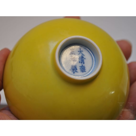 Kleine zitronengelb glasierte Schale mit Yongzheng-Marke, wahrscheinlich aus der Zeit (1723 - 1735)