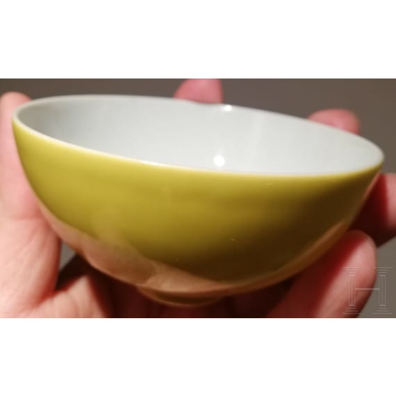 Kleine zitronengelb glasierte Schale mit Yongzheng-Marke, wahrscheinlich aus der Zeit (1723 - 1735)