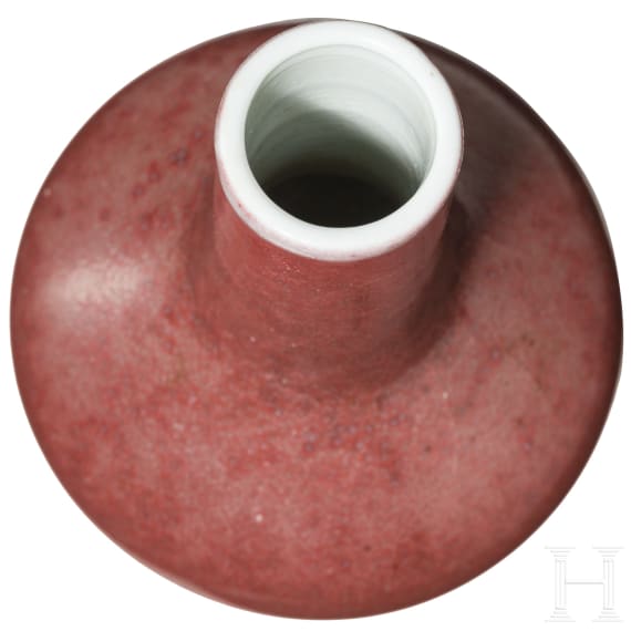 Kleine kupferrot glasierte Vase mit unterglasurblauer Yongzheng-Sechszeichenmarke, 18./19. Jhdt.