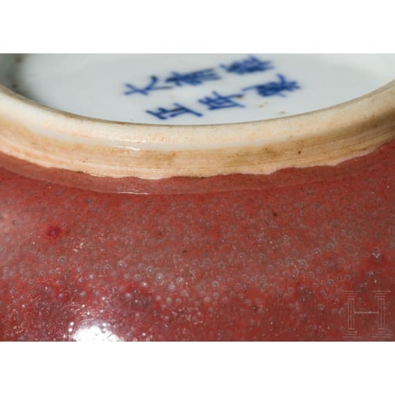 Kleine kupferrot glasierte Vase mit unterglasurblauer Yongzheng-Sechszeichenmarke, 18./19. Jhdt.