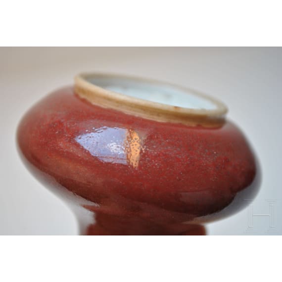 Kleine kupferrot glasierte Vase mit unterglasurblauer Yongzheng-Sechszeichenmarke, 18./19. Jhdt.