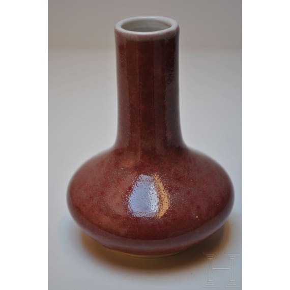 Kleine kupferrot glasierte Vase mit unterglasurblauer Yongzheng-Sechszeichenmarke, 18./19. Jhdt.