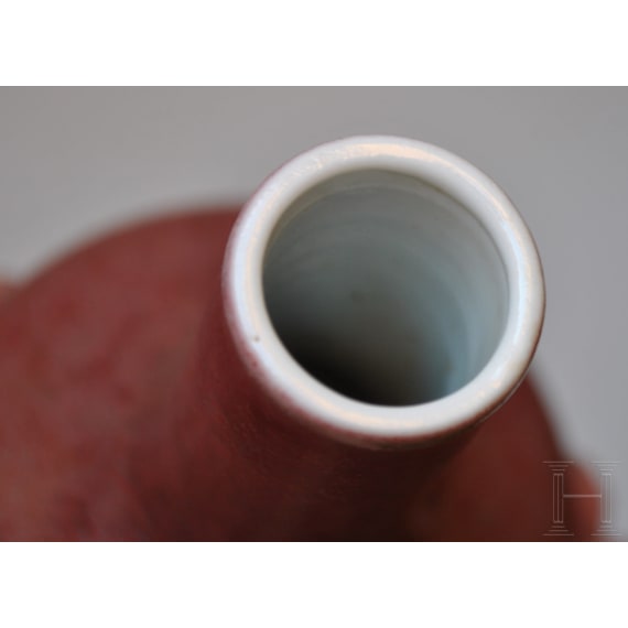 Kleine kupferrot glasierte Vase mit unterglasurblauer Yongzheng-Sechszeichenmarke, 18./19. Jhdt.
