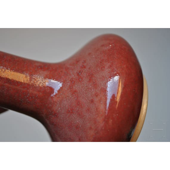 Kleine kupferrot glasierte Vase mit unterglasurblauer Yongzheng-Sechszeichenmarke, 18./19. Jhdt.
