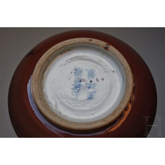 Kleine kupferrot glasierte Vase mit unterglasurblauer Yongzheng-Sechszeichenmarke, 18./19. Jhdt.